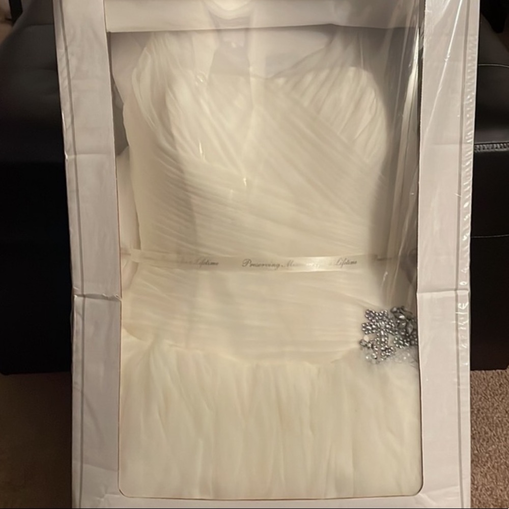 VERA WANG IVORY TULLE BALL GOWN - Picture 4 of 4